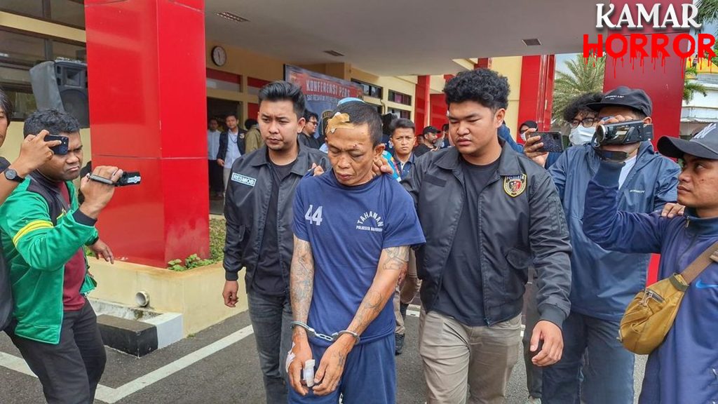 , Gegara Motor Jambul Hanyut Amarah dan Bunuh Ayah Tiri! Cerita pilu yang meledak dari emosi sekejap kembali terjadi. Kali ini, hanya karena motor jambul kesayangan hanyut saat banjir, seorang pemuda tega menghabisi nyawa ayah tirinya. Kisah ini nggak cuma bikin bulu kuduk berdiri, tapi juga membuka mata soal betapa rawannya hubungan keluarga yang tak punya fondasi kuat. Dari luar mungkin terlihat biasa, tapi ternyata di dalamnya seperti bom waktu menunggu meledak. Motor Klasik, Tapi Emosi Meledak Kisah bermula di sebuah kampung di pinggiran kota, tempat si pemuda tinggal bersama ibunya dan ayah tiri. Motor jambul tua itu bukan sekadar kendaraan. Lebih dari itu, ia adalah peninggalan almarhum ayah kandung yang dulu digdaya di jalanan. Tiap baut, karat, dan suara mesinnya menyimpan kenangan yang sulit dijelaskan. Namun, takdir membawa kabar buruk. Saat hujan turun berhari-hari dan air sungai meluap, garasi reyot tempat motor itu diparkir ambruk dihantam banjir. Motor pun hanyut entah ke mana. Saat air surut dan yang tersisa cuma lumpur, hatinya ikut tenggelam dalam kemarahan. Ayah Tiri Jadi Pelampiasan Dalam kondisi itu, muncul pertengkaran sengit. Sang ayah tiri dianggap ceroboh karena tak memindahkan motor saat banjir datang. "Kalau benar-benar peduli, pasti kau angkat dulu!" teriaknya dalam amarah yang tak bisa dibendung. Emosi pun mendidih, dan dalam sekejap, pertengkaran berubah jadi tragedi. Pemuda itu mencengkeram alat berat yang ada di dekat dapur. Dalam hitungan detik, satu pukulan fatal mendarat. Ayah tirinya ambruk, dan suasana rumah langsung berubah mencekam. Jeruji Besi dan Penyesalan Tak Berguna Setelah kejadian, pemuda itu sempat kabur ke rumah teman. Namun warga yang curiga langsung menghubungi polisi. Penangkapan terjadi malam itu juga. Saat dibawa ke kantor polisi, wajahnya datar, seperti sudah kehilangan rasa. Saat diperiksa, ia berkata, “Saya nggak pernah benar-benar nerima dia sebagai ayah.” Kalimat itu seperti benang merah dari cerita ini. Bukan sekadar tentang motor hanyut, tapi luka lama yang tak pernah disembuhkan. Motor itu mungkin hanya pemantik, tapi bara sudah lama menyala di dada. Luka Keluarga yang Tak Pernah Dibahas Di kampungnya, warga mengenal pemuda itu sebagai sosok tertutup, pendiam, dan jarang keluar rumah. Setelah ayah kandungnya meninggal, ia sulit menerima kehadiran sosok baru di rumah. Ibu sudah berusaha menengahi, tapi sering kali gagal. Perseteruan kecil menjadi makanan sehari-hari. Namun, tak banyak yang menyangka kalau pertengkaran itu akan berujung pembunuhan. Beberapa tetangga bahkan kaget dan berkata, “Dia anaknya baik-baik kok, tapi memang dari dulu kurang deket sama ayah tirinya.” Pelajaran dari Emosi yang Tak Dijinakkan Peristiwa ini mengajarkan bahwa kemarahan yang dipendam terlalu lama bisa jadi bom waktu. Hubungan keluarga yang terlihat damai bisa menyimpan konflik yang dalam. Dan ketika tak ada ruang untuk bicara dari hati ke hati, satu kejadian kecil bisa jadi pemicu tragedi besar. Motor jambul hanyut mungkin terdengar sepele bagi orang luar, tapi bagi si anak, itu adalah titik terakhir dari gunung es luka batin. Apalagi jika rasa kehilangan itu dikaitkan dengan figur ayah kandung yang telah tiada. Jangan Anggap Remeh Luka yang Tak Terlihat Kadang, luka terbesar justru bukan yang berdarah. Rasa kehilangan, perasaan tersisih, atau dendam kecil yang tak pernah dibahas bisa mengendap dan jadi racun. Dalam kasus ini, ayah tiri mungkin tak sepenuhnya salah. Tapi ketidakhadiran komunikasi dan empati di dalam rumah membuat semuanya tak bisa diselamatkan. Perlu diingat, membangun keluarga baru setelah kepergian orang tua bukan hal mudah. Butuh proses panjang dan kesabaran ekstra, terutama dari orang tua baru yang masuk ke kehidupan anak yang ditinggal. Kesimpulan Tragedi yang dipicu oleh motor jambul hanyut ini bukan sekadar berita kriminal biasa. Ia membawa pesan kuat tentang pentingnya komunikasi, penerimaan, dan pengelolaan emosi dalam keluarga. Tak ada yang menang dari amarah yang tak dikendalikan. Nyawa melayang, hidup hancur, dan luka yang tertinggal akan terus menganga, bukan hanya di hati keluarga, tapi juga di masyarakat sekitar.