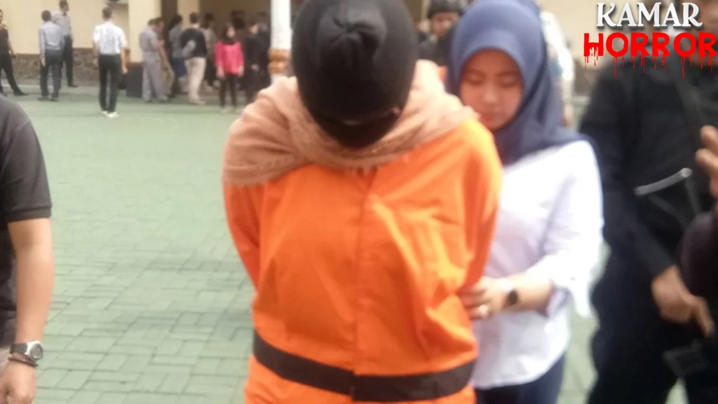 Ibu Tiri dan 2 Sapu Jadi Penuh Mimpi Bocah Bogor 2 Ibu Tiri dan 2 Sapu Jadi Penuh Mimpi Bocah Bogor