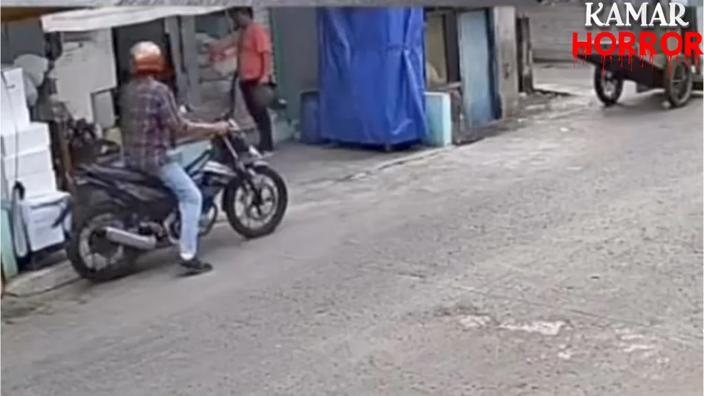 Biadab! 2 Pria Gasak Nenek Lemah Penjaga Warung 2 Biadab! 2 Pria Gasak Nenek Lemah Penjaga Warung